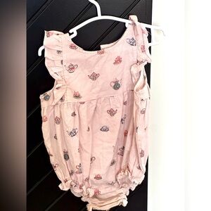 Petite Plum teapot girls ruffled romper. Size 6-12m. Great condition!